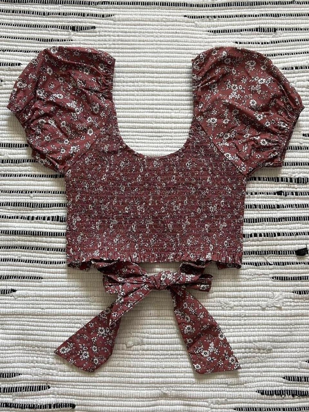 EUC Altar'd State Mauve Floral Smocked Puff Sleeve Tie-Back Crop Top
